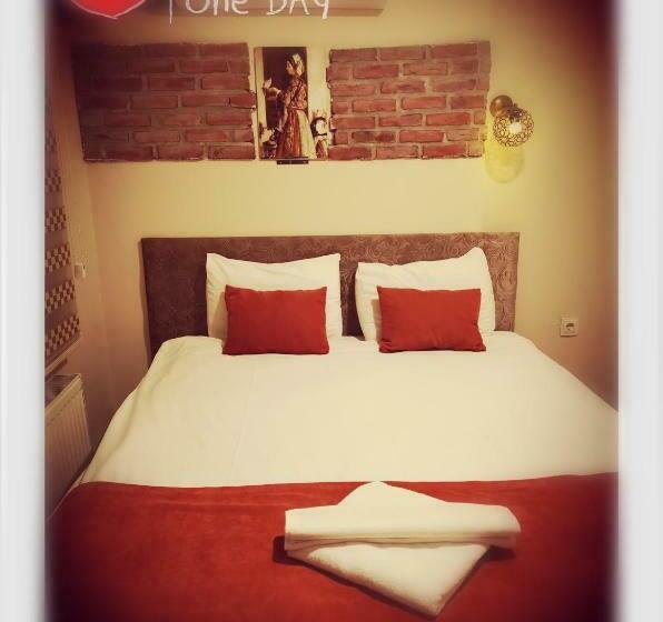 غرفة قياسية فردية, Ador Troia