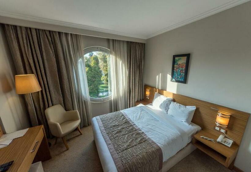 غرفة قياسية, Almina Park