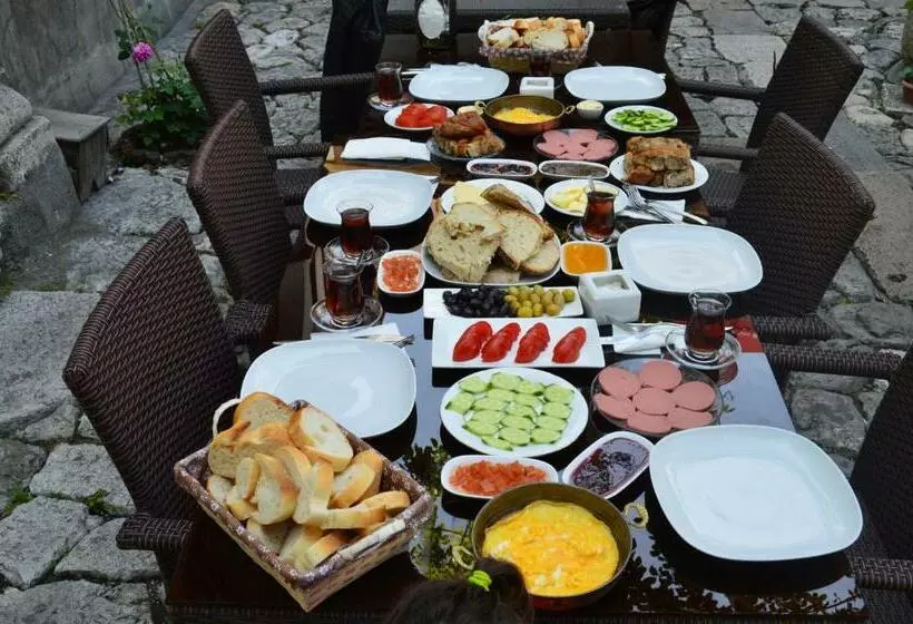 اتاق استاندارد سه نفره, Ilk Pension