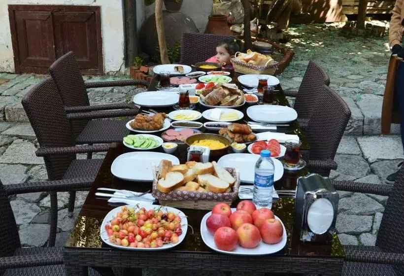 اتاق استاندارد سه نفره, Ilk Pension