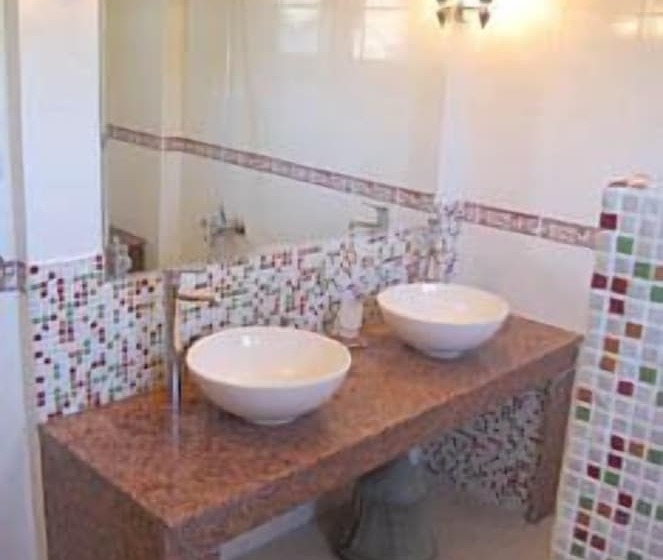 سوییت با چشم‌انداز دریا, Villa Tulipan