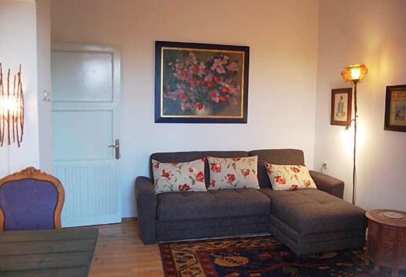 سوییت با چشم‌انداز دریا, Villa Tulipan