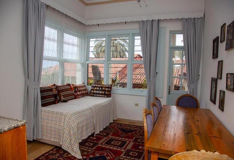 سوئیت با بالکن, Villa Tulipan