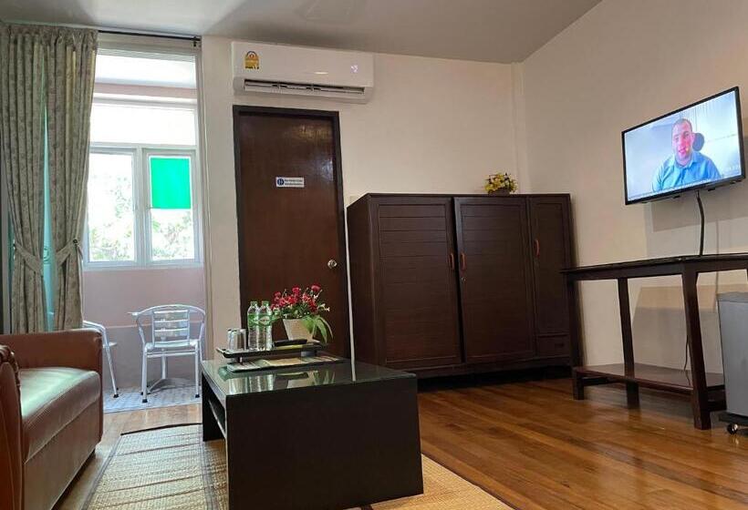 수피리어 스튜디오, Nawaporn Place