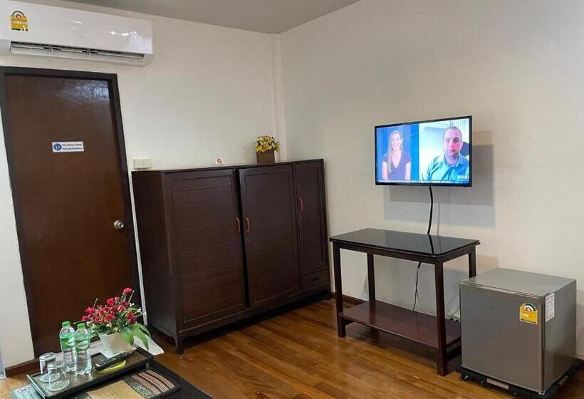 수피리어 스튜디오, Nawaporn Place