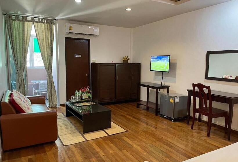 수피리어 스튜디오, Nawaporn Place