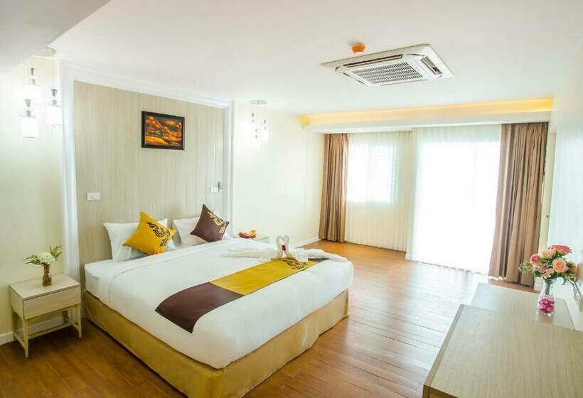 جناح إدارى, Saint Tropez Beach