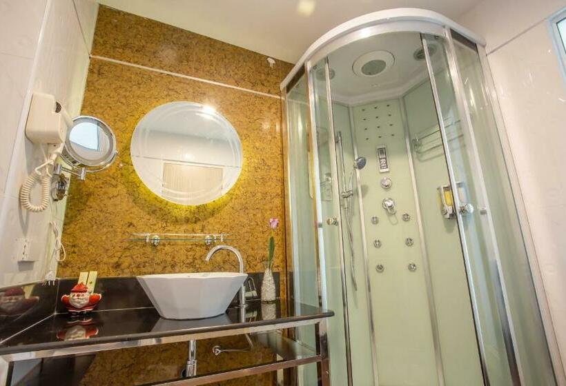 غرفة ديلوكس ثلاثية مطلة على البحر, Saint Tropez Beach