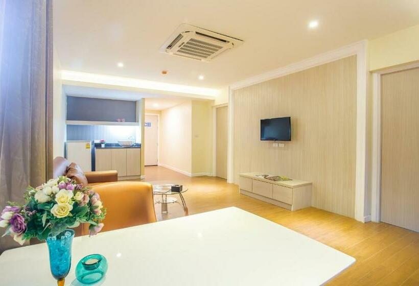 جناح إدارى, Saint Tropez Beach