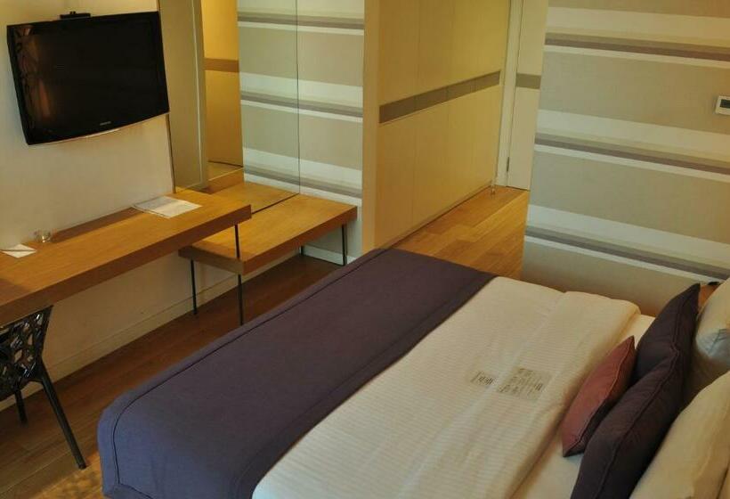 اتاق اکونومی یک تخته, Wes