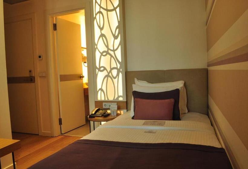 اتاق اکونومی یک تخته, Wes