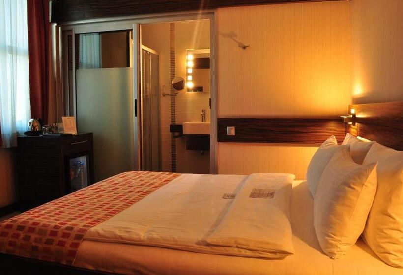 اتاق اکونومی یک تخته, Wes