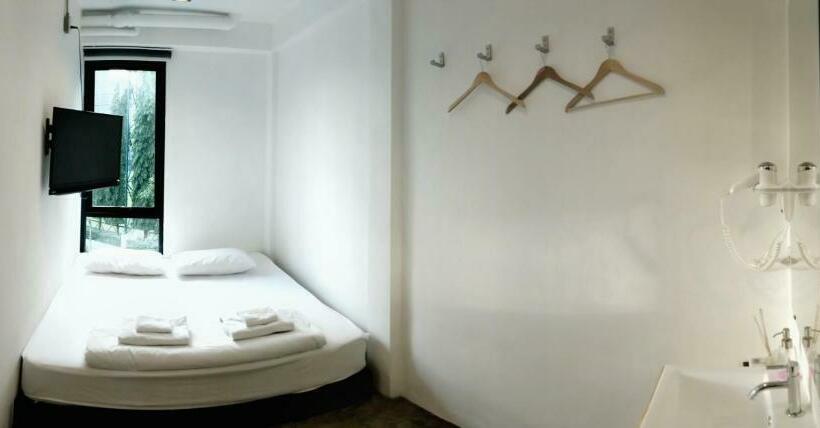 اتاق استاندارد با سرویس بهداشتی مشترک, Holy Sheet Hostel