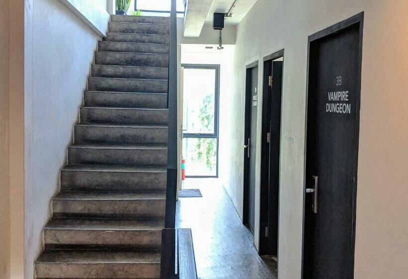 اتاق استاندارد با سرویس بهداشتی مشترک, Holy Sheet Hostel