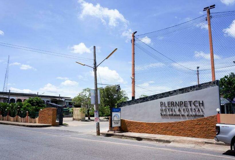 디럭스 룸, Plernpetch