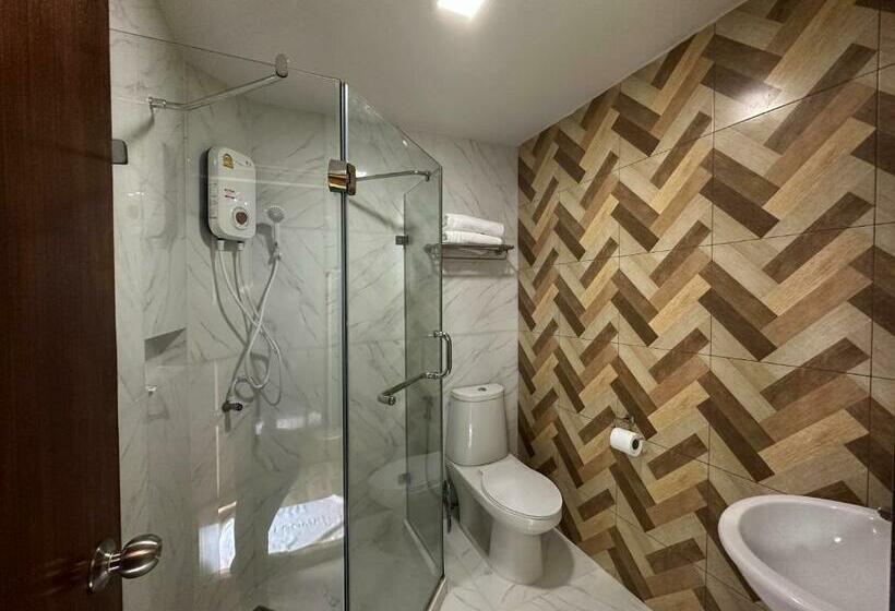 디럭스 룸, Plernpetch