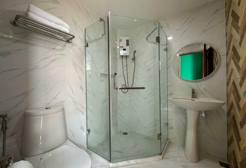 디럭스 룸, Plernpetch