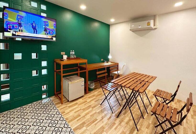 주니어 스위트 발코니, Plernpetch