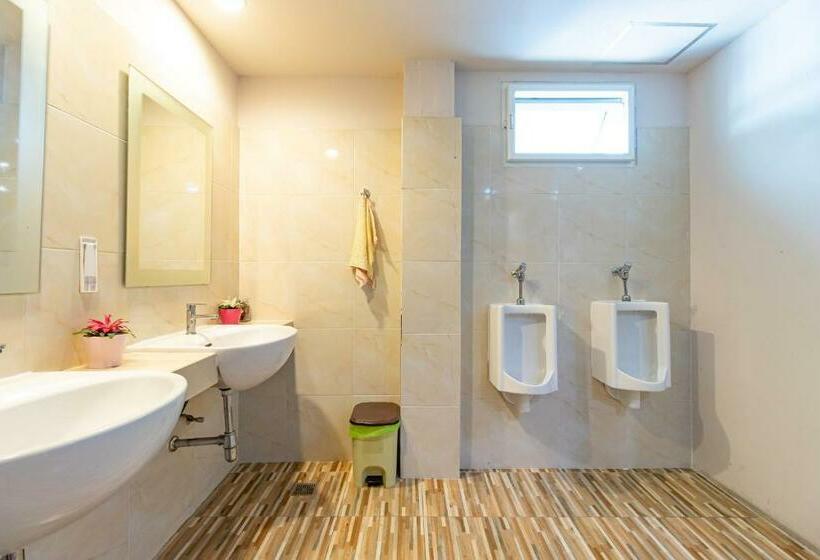 اتاق استاندارد با سرویس بهداشتی مشترک, Sleep Dee Hostel