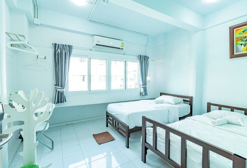 اتاق استاندارد سه تخته با سرویس بهداشتی مشترک, Sleep Dee Hostel