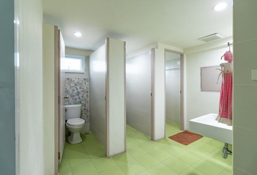 اتاق استاندارد با سرویس بهداشتی مشترک, Sleep Dee Hostel