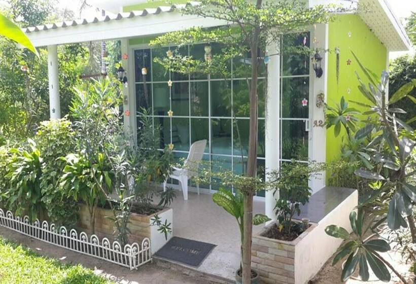 デラックスルーム, Sports Bar & Resort