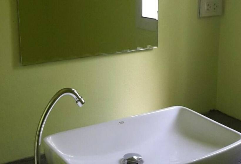 デラックスルーム, Sports Bar & Resort