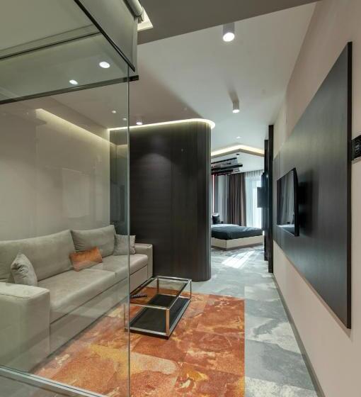 سوئیت با بالکن, ženeva Lux