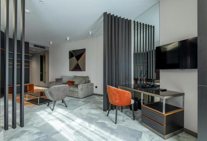 سوئیت با بالکن, ženeva Lux