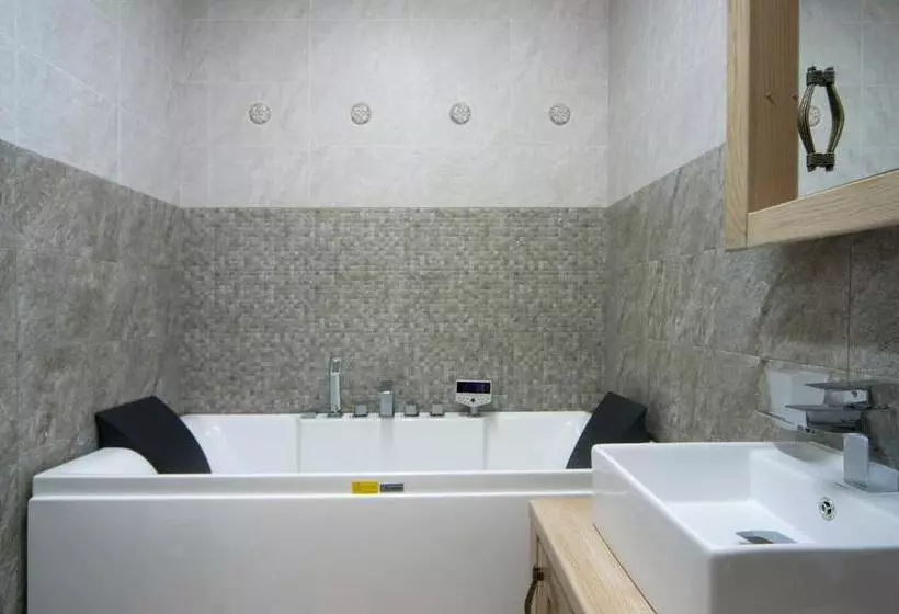 سوئیت راحتی, ženeva Lux