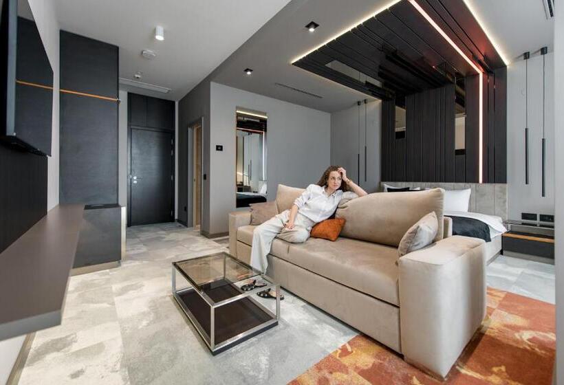 سوئیت با بالکن, ženeva Lux