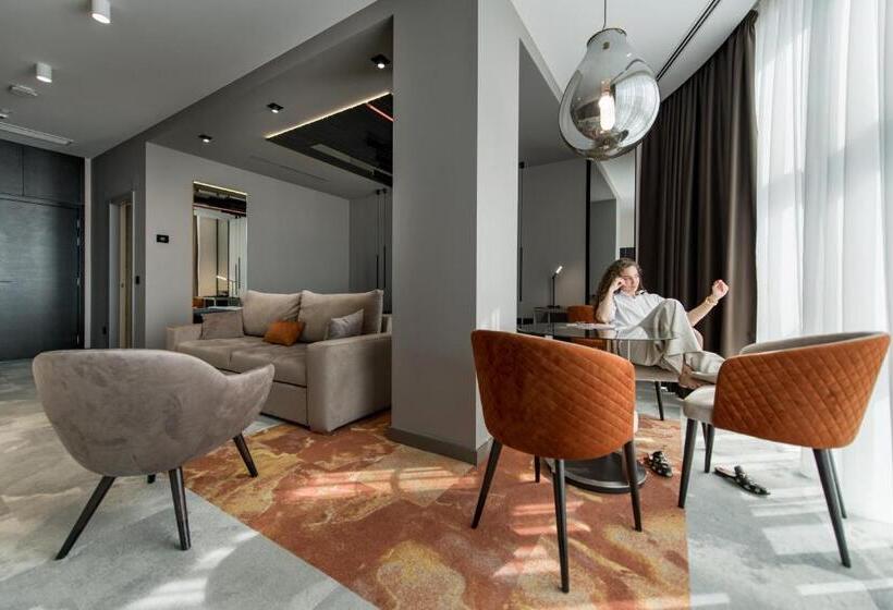 سوئیت با بالکن, ženeva Lux