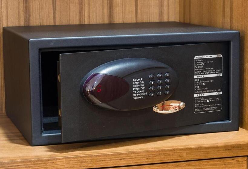 חדר סטנדרט לשלושה, Family Song Koh Lipe