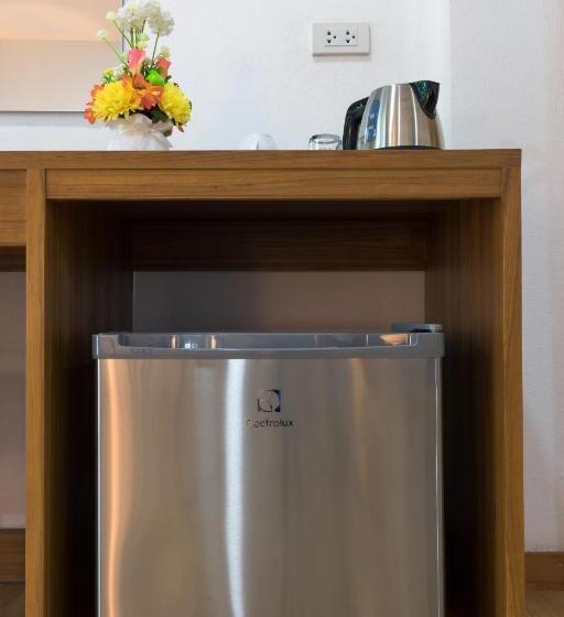 חדר סטנדרט לשלושה, Family Song Koh Lipe