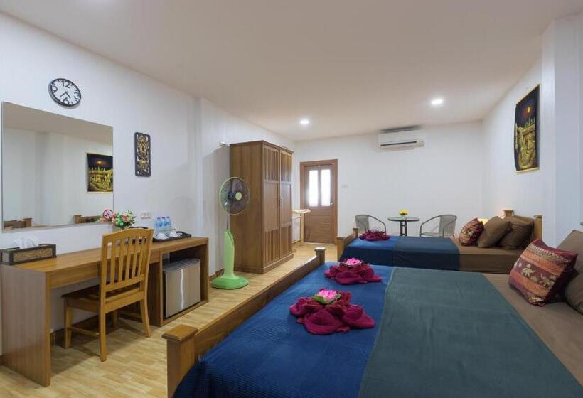 חדר סטנדרט לשלושה, Family Song Koh Lipe