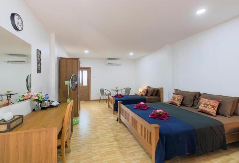 חדר סטנדרט לשלושה, Family Song Koh Lipe