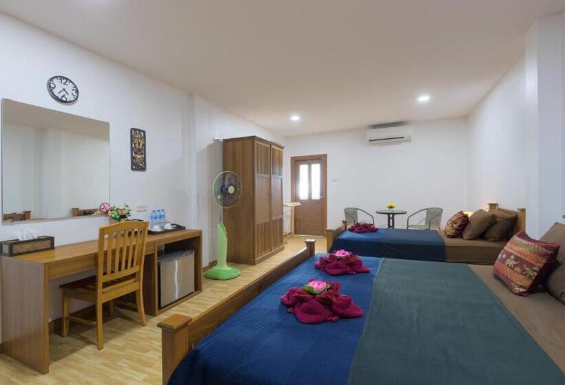 חדר סטנדרט לשלושה, Family Song Koh Lipe