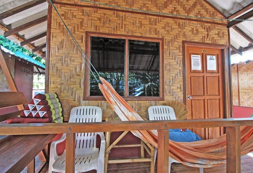 חדר סטנדרט לשלושה, Family Song Koh Lipe