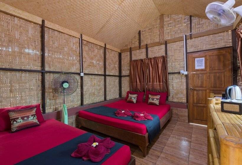 חדר סטנדרט לשלושה, Family Song Koh Lipe