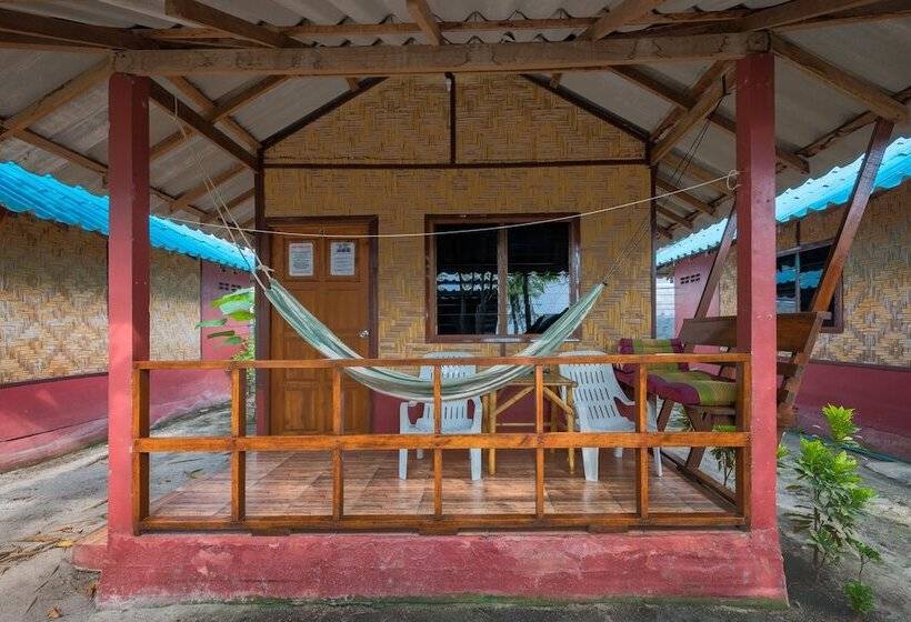 חדר סטנדרט לשלושה, Family Song Koh Lipe