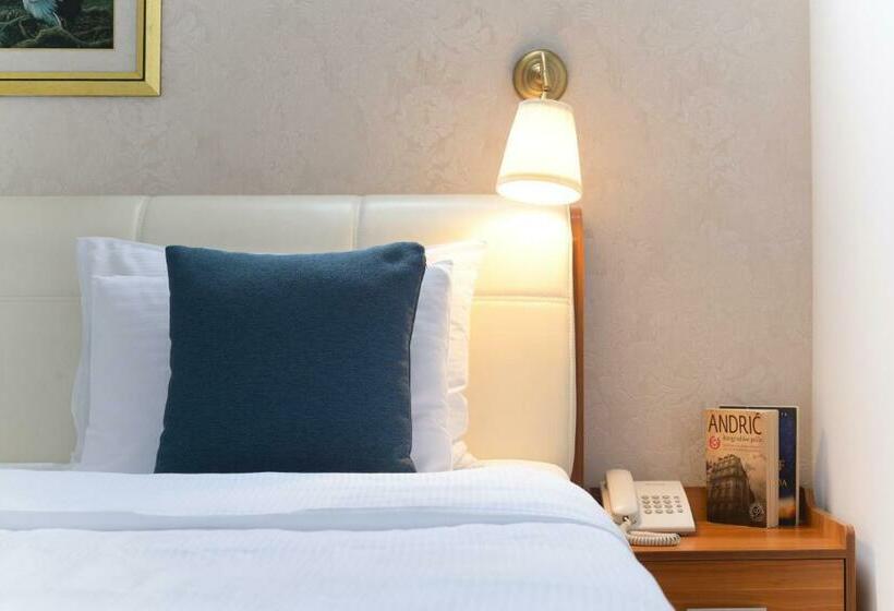 سوئیت با بالکن, Iris