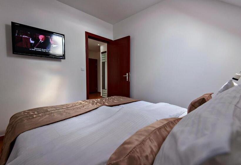 سوئیت با بالکن, Iris