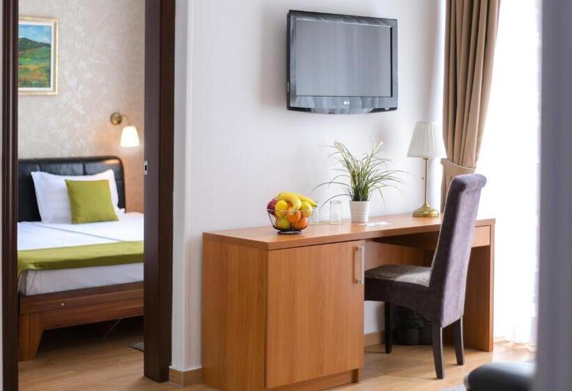 سوئیت با بالکن, Iris