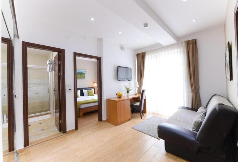 سوئیت با بالکن, Iris