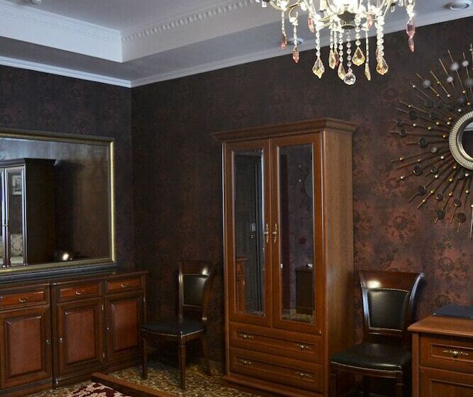 جناح جونيور, Poruchik Golicin