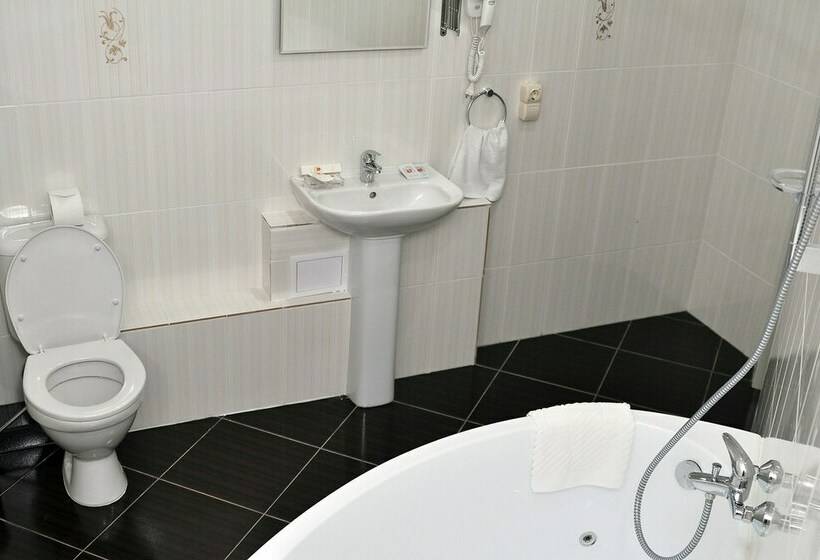 جناح جونيور, Poruchik Golicin