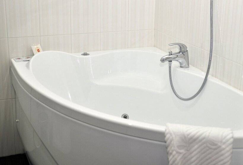 جناح جونيور سوبريور, Poruchik Golicin