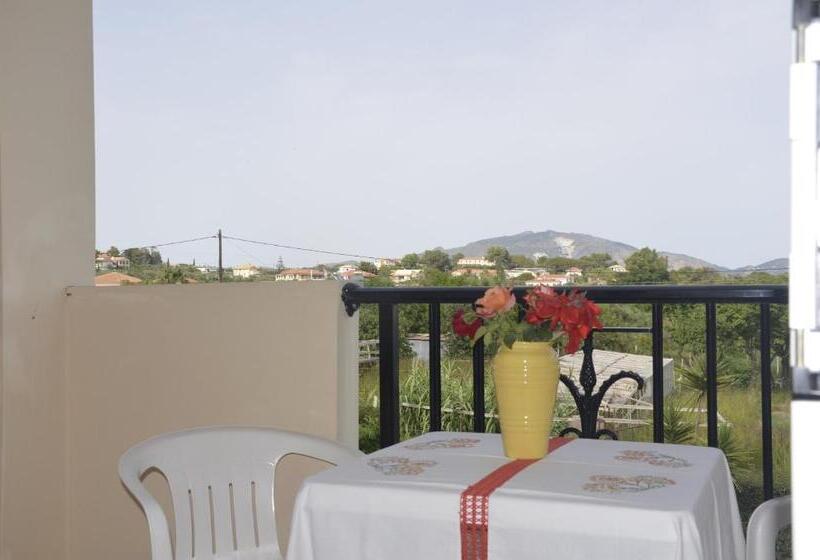 プールの見える1ベッドルームアパートメント, Jenny