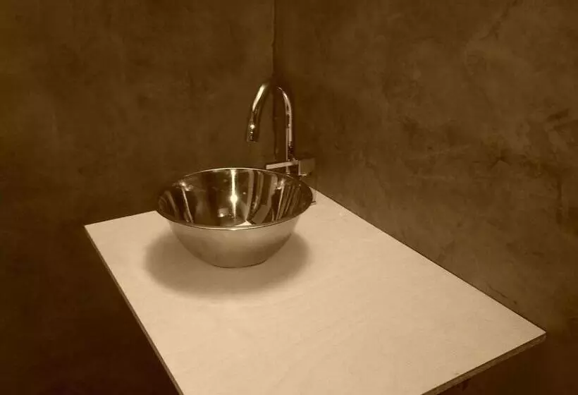 اتاق ساده سه‌ نفره, Karmik Concept Apartments