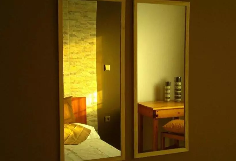 اتاق ساده سه‌ نفره, Karmik Concept Apartments
